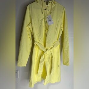 Rains Jacket Women’s Light Yellow Curve W Jacket NWT Size M  Long Hooded Belted.